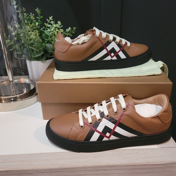 Burberry Sneakers - Picture 5 of 8